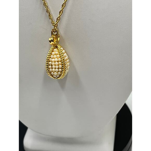 Joan Rivers Signed Vintage Egg
Goldtone & Faux pearls Pendant Long Necklace - Picture 8 of 9